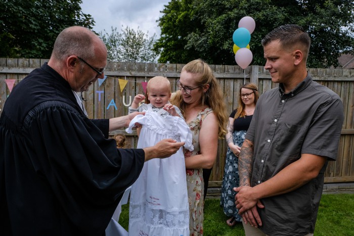 Pastor mit Täufling
